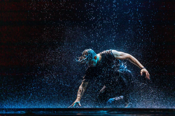 Шоу под дождем "Признание в любви"