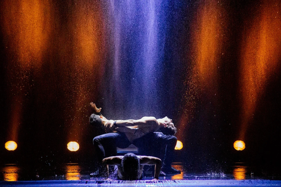 Шоу под дождем "Признание в любви"