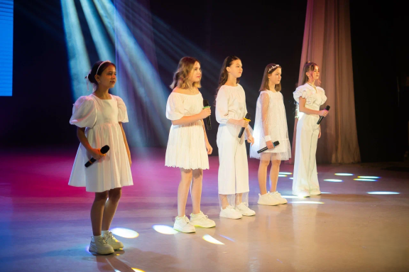 Отчетный концерт образцового ансамбля эстрадной песни "Звонкие голоса"