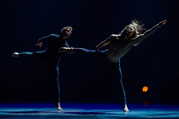 Шоу под дождем "Признание в любви"