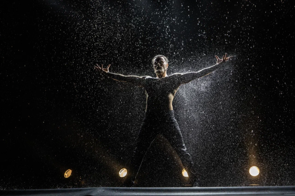 Шоу под дождем "Признание в любви"