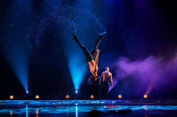 Шоу под дождем "Признание в любви"