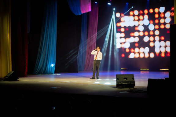 Отчетный концерт образцового ансамбля эстрадной песни "Звонкие голоса"