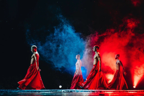 Шоу под дождем "Признание в любви"